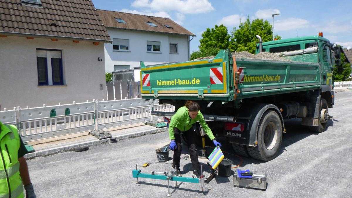 Lastwagen mit Mitarbeiter