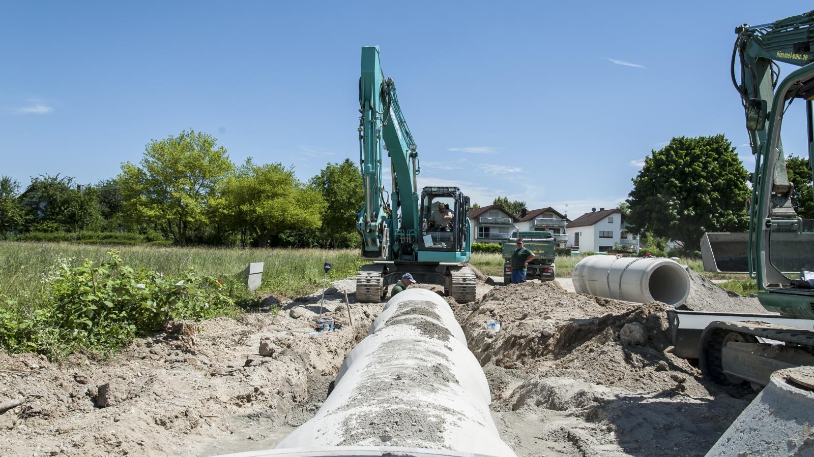 Bagger und Rohr