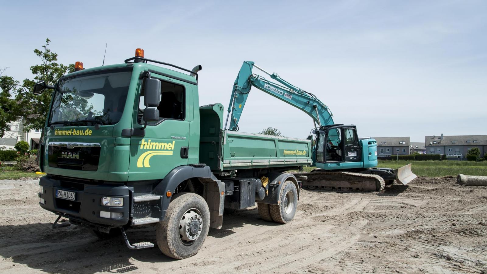 Bagger belädt LKW